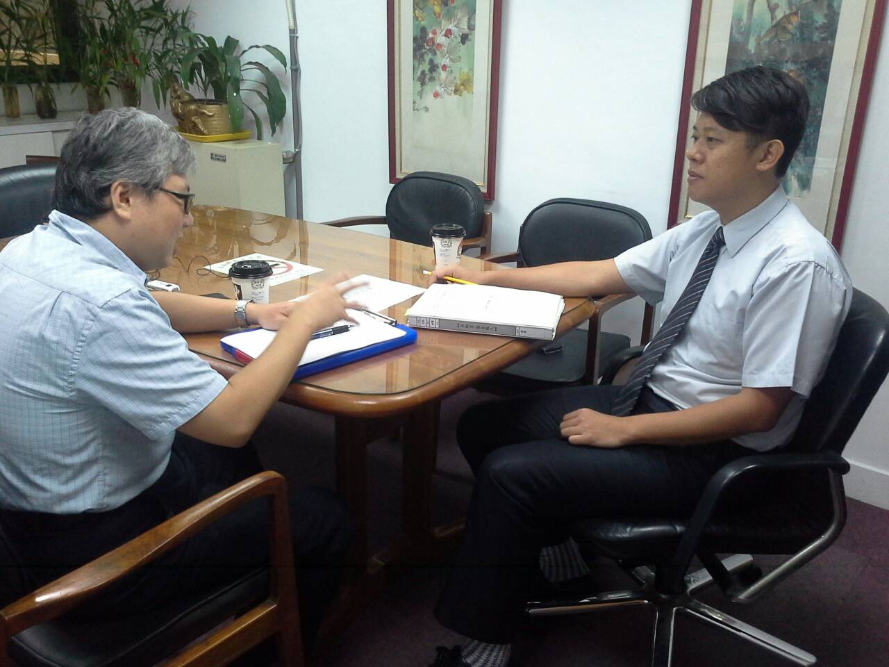 呂炳宏委任律師葉律師（左）與法操創辦人高宏銘律師（右）進行對談。