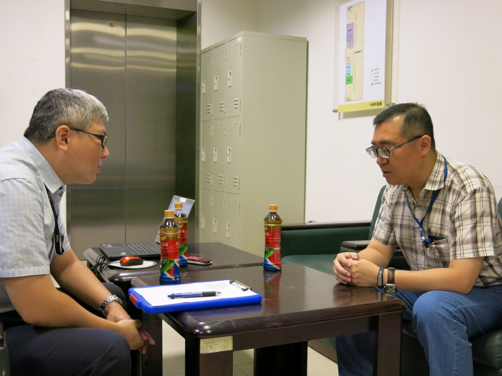 法操創辦人高律師（左）與超過20年資歷的資深司法記者陳志賢大哥（右）進行對談。